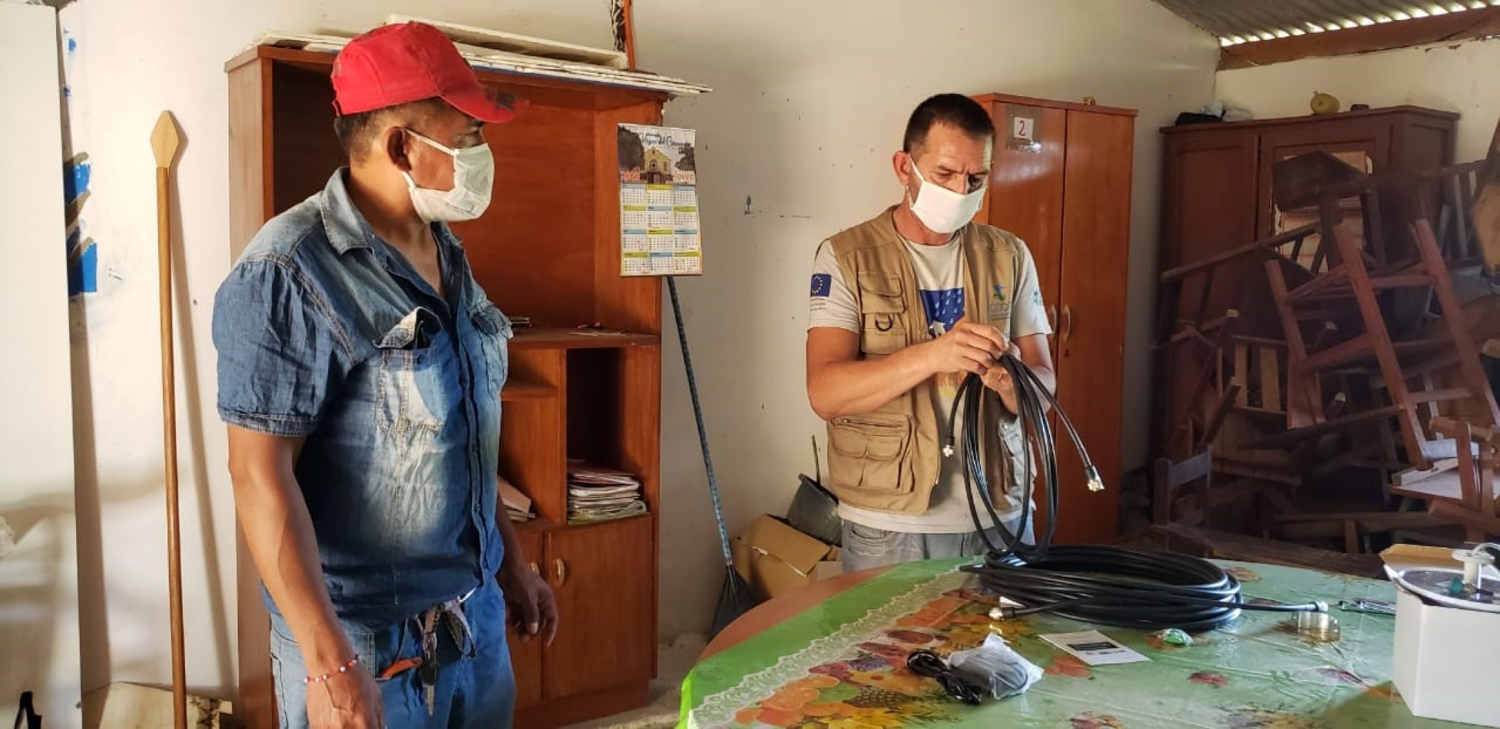dos hombres organizando la instalación de antenas