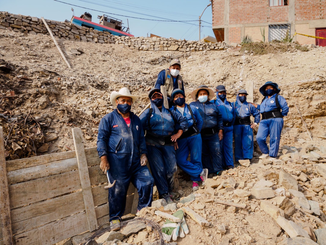 Mujeres constructoras juntas después de una jornada de trabajo en el parque inclusivo de Los Jazmines.