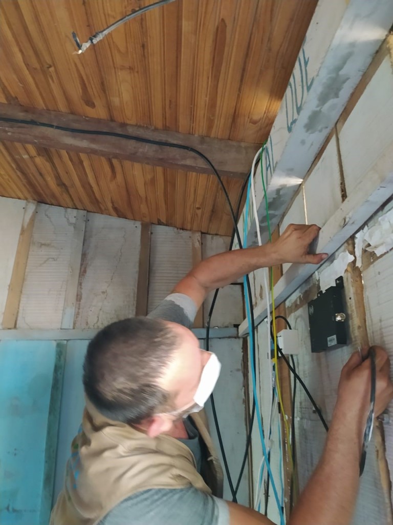 hombre realizando instalación de repetidor de señal