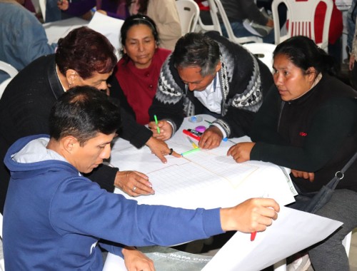 Vecinos y vecinas del distrito de Comas, Lima ,trabajando juntos