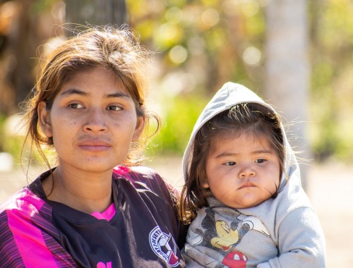 Madre e hija de la comunidad indígena en Machete Vaina en el Alto Paraguay